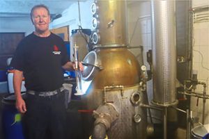 Lothar Sautter pflegt in seiner Brennerei im Gasthaus Löwen die Kunst des Destillierens von Obstbränden.Foto: Schatz Foto: Schwarzwälder Bote